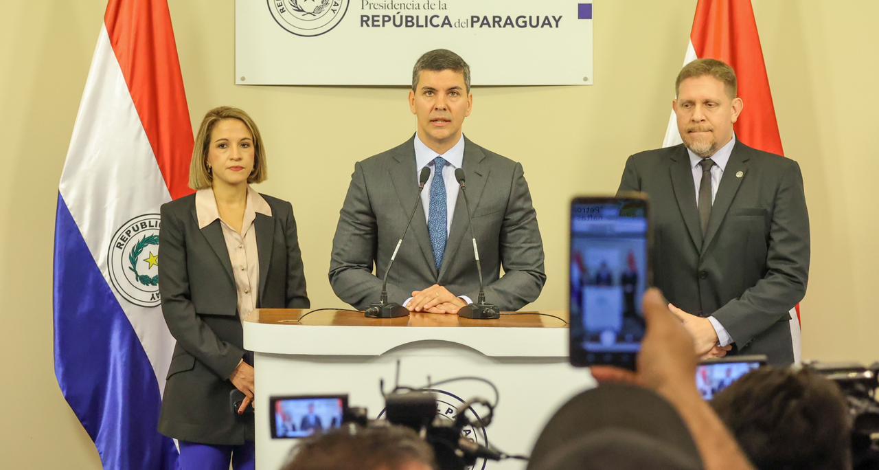 Ministra Jefa de Gabinete, Dra. Lea Giménez; Presidente Santiago Peña y el presidente de Petropar, Eddie Jara.